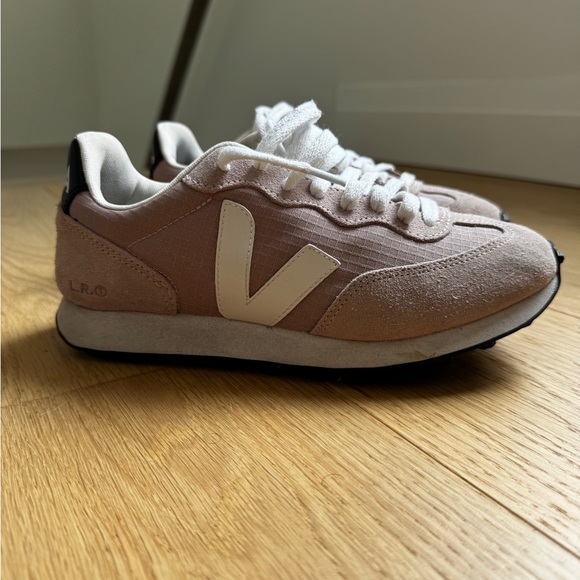 Gently used dusty rose Veja Rio Branco sneakers. - Picture 3 of 3